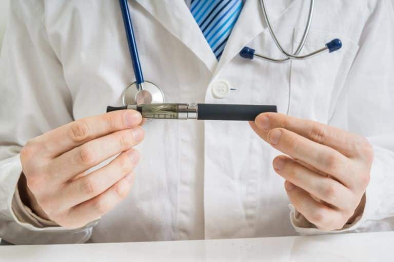 Los médicos ingleses recomiendan a los fumadores empezar a vapear